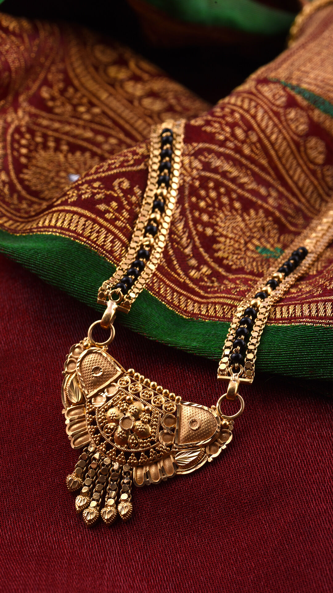 Beautifull gold mangalsutra for women to wear on dussehra rituals